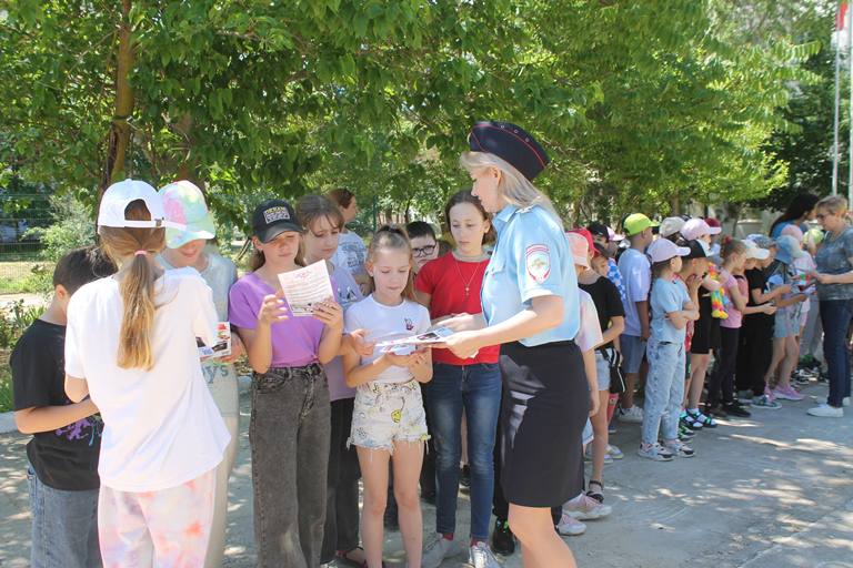 В преддверии дня защиты детей сотрудники Госавтоинспекции Евпатории провели мероприятие «Безопасное лето!»   